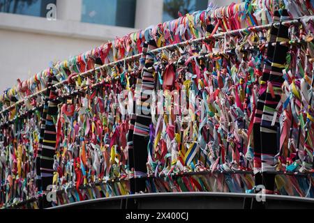 Nastri d'amore sul ponte sulla venezia portoghese ad Aveiro in portogallo Foto Stock