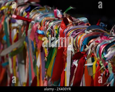 Nastri d'amore sul ponte sulla venezia portoghese ad Aveiro in portogallo Foto Stock