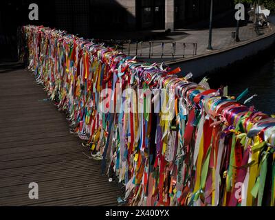 Nastri d'amore sul ponte sulla venezia portoghese ad Aveiro in portogallo Foto Stock