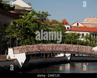 Nastri d'amore sul ponte sulla venezia portoghese ad Aveiro in portogallo Foto Stock