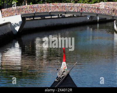 Nastri d'amore sul ponte sulla venezia portoghese ad Aveiro in portogallo Foto Stock