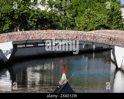 Nastri d'amore sul ponte sulla venezia portoghese ad Aveiro in portogallo Foto Stock