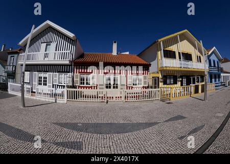 Case dipinte a strisce a Beach Praia Costa Nova do Prado ad Aveiro, Portogallo Foto Stock