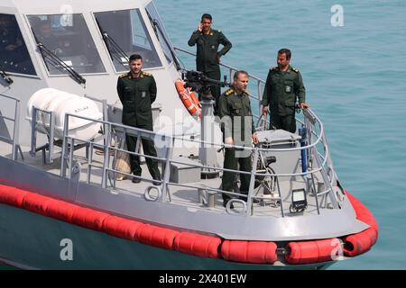 29 aprile 2024, Golfo Persico, Bushehr, Iran: Membri del corpo delle guardie rivoluzionarie islamiche (IRGC) si trovano su una nave da guerra iraniana durante la "giornata nazionale del Golfo Persico" nel Golfo Persico a Bushehr, nel sud dell'Iran. L'Iran celebra l'anniversario della liberazione del sud del paese dall'occupazione portoghese nel 1622 come "giornata nazionale del Golfo Persico" a Bushehr il 29 aprile 2024. La data coincide con l'anniversario di una campagna militare di successo da parte dello scià Abbas, il grande di Persia, nel XVII secolo. Crediti: ZUMA Press, Inc./Alamy Live News Foto Stock