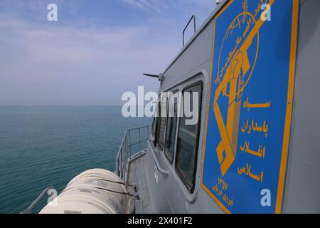 29 aprile 2024, Golfo Persico, Bushehr, Iran: Il logo del corpo delle guardie rivoluzionarie islamiche (IRGC) è raffigurato sul corpo di una nave da guerra iraniana durante la ""giornata nazionale del Golfo Persico"" nel Golfo Persico a Bushehr, nel sud dell'Iran. L'Iran celebra l'anniversario della liberazione del sud del paese dall'occupazione portoghese nel 1622 come "giornata nazionale del Golfo Persico" a Bushehr il 29 aprile 2024. La data coincide con l'anniversario di una campagna militare di successo da parte dello scià Abbas, il grande di Persia, nel XVII secolo. Crediti: ZUMA Press, Inc./Alamy Live News Foto Stock