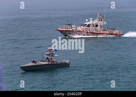 29 aprile 2024, Golfo Persico, Bushehr, Iran: Motoscafi militari iraniani del corpo delle guardie rivoluzionarie islamiche (IRGC) prendono parte alla ''giornata nazionale del Golfo Persico''' nel Golfo Persico a Bushehr, nel sud dell'Iran. L'Iran celebra l'anniversario della liberazione del sud del paese dall'occupazione portoghese nel 1622 come "giornata nazionale del Golfo Persico" a Bushehr il 29 aprile 2024. La data coincide con l'anniversario di una campagna militare di successo da parte dello scià Abbas, il grande di Persia, nel XVII secolo. Crediti: ZUMA Press, Inc./Alamy Live News Foto Stock