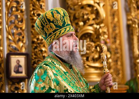 Kiev, Ucraina. 28 aprile 2024. L'Epifania metropolitana, primate della Chiesa ortodossa di Kiev, conduce la Divina Liturgia nella festa dell'entrata del Signore a Gerusalemme nella domenica delle Palme di Kiev Pechersk Lavra, la festa dell'entrata del Signore a Gerusalemme, tradizionalmente celebrata una settimana prima della Pasqua ortodossa. È una delle celebrazioni più brillanti e graziose dell'anno. (Foto di Mykhaylo Palinchak/SOPA Images/Sipa USA) credito: SIPA USA/Alamy Live News Foto Stock