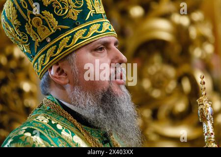 Kiev, Ucraina. 28 aprile 2024. L'Epifania metropolitana, primate della Chiesa ortodossa di Kiev, conduce la Divina Liturgia nella festa dell'entrata del Signore a Gerusalemme nella domenica delle Palme di Kiev Pechersk Lavra, la festa dell'entrata del Signore a Gerusalemme, tradizionalmente celebrata una settimana prima della Pasqua ortodossa. È una delle celebrazioni più brillanti e graziose dell'anno. Credito: SOPA Images Limited/Alamy Live News Foto Stock