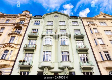 Facciata di una tenemant House 1908 verde pastello in via Brehova nel quartiere ebraico, Praga, Repubblica Ceca Foto Stock