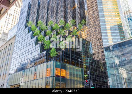 Splendida vista della Trump Tower a New York City con alberi verdi vivi che crescono sulla facciata dell'edificio. NY. USA. Foto Stock