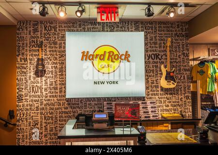 Vista ravvicinata di un poster promozionale dell'Hard Rock Cafe appeso al muro della boutique. NY. USA. Foto Stock