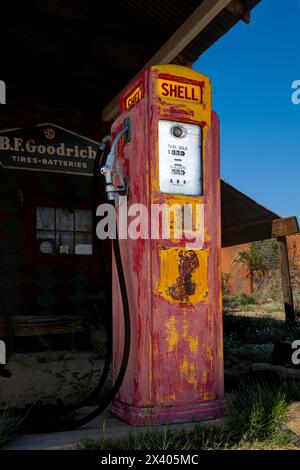 Vecchia pompa gas Shell. 4983 Tennessee Ave, cloruro, Arizona, Stati Uniti Foto Stock