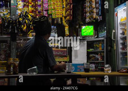 Bandung, Giava Occidentale, Indonesia. 29 aprile 2024. I tifosi di calcio indonesiani assistono insieme alla semifinale di Coppa d'Asia U23 dell'AFC Qatar 2024 tra Indonesia e Uzbekistan per le strade di Bandung. (Credit Image: © Dimas Rachmatsyah/ZUMA Press Wire) SOLO PER USO EDITORIALE! Non per USO commerciale! Foto Stock