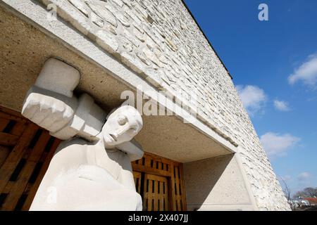 Francia. Senna e Marne. Tournan en Brie, centro storico medievale. Vista della sorprendente chiesa di Saint Denis. Scultura sulla facciata. Foto Stock