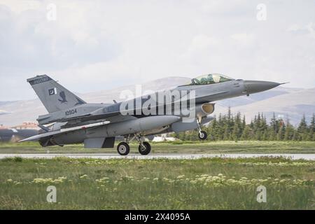 KONYA, TURKIYE - 9 MAGGIO 2023: Pakistan Air Force Lockheed Martin F-16C Fighting Falcon (JE-4) atterraggio all'aeroporto di Konya durante Anatolian Eagle Air for Foto Stock