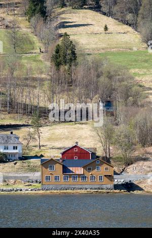 Grande casa sul lungomare di Olden, Norvegia Foto Stock