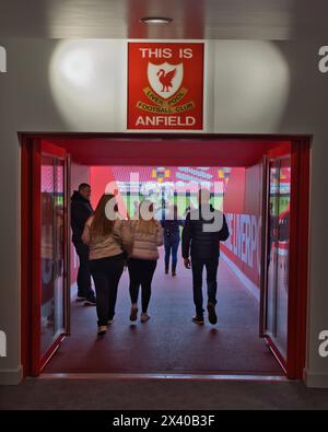 Inghilterra, Liverpool - 29 dicembre 2023: I partecipanti al tour dello stadio si dirigono verso il campo. Foto Stock