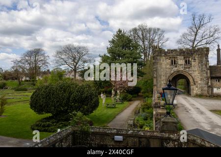 Un ingresso ai giardini e alle rovine dell'abbazia di Whalley a Whalley, Lancashire, Inghilterra Foto Stock