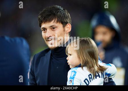 L'ex giocatore del Real Sociedad David Silva premia i tifosi prima della partita LaLiga EA Sports tra Real Sociedad e Real Madrid CF a reale AR Foto Stock