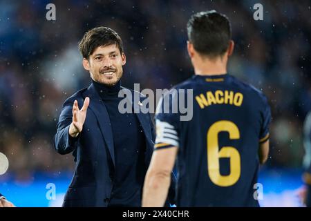 L'ex giocatore del Real Sociedad David Silva premia i tifosi prima della partita LaLiga EA Sports tra Real Sociedad e Real Madrid CF a reale AR Foto Stock