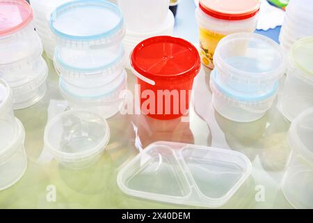 Negozio di plastica contenitori per la conservazione e il trasporto di alimenti Foto Stock