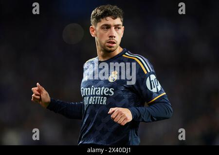 Fede Valverde del Real Madrid CF guarda durante la partita LaLiga EA Sports tra il Real Sociedad e il Real madrid CF allo stadio reale Arena il 26 aprile Foto Stock