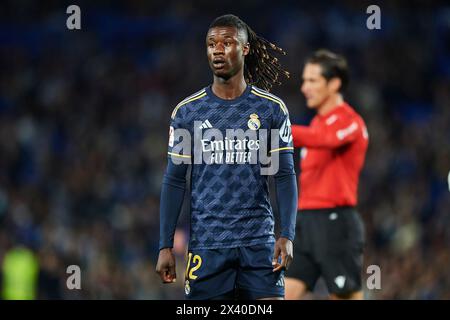 Eduardo Camavinga del Real Madrid CF guarda durante la partita LaLiga EA Sports tra il Real Sociedad e il Real madrid CF allo stadio reale Arena di Apri Foto Stock