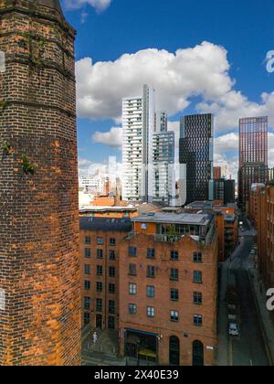 Smoke Stack presso The Rubber Works, Victorian Mills e moderni grattacieli a Manchester, Inghilterra Foto Stock