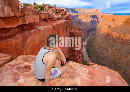 Un uomo al Grand Canyon. Vista da Toroweap. Tuweep, Parco Nazionale del Grand Canyon. Arizona, Stati Uniti Foto Stock