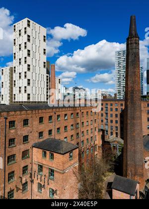 Old Rubber Works, Victorian Mills e moderni grattacieli a Manchester, Inghilterra Foto Stock