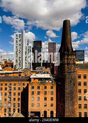 The Rubber Works Chimney, Victorian Mills e moderni grattacieli a Manchester, Inghilterra Foto Stock