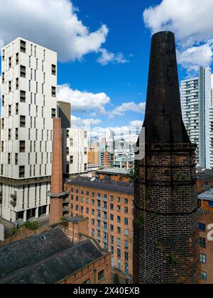 Historical Rubber Works, Victorian Mills e moderni grattacieli a Manchester, Inghilterra Foto Stock