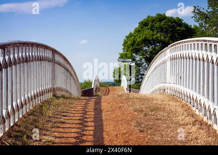 Inghilterra, Northamptonshire, Braunston, incrocio tra Grand Union e canali di Oxford che mostra il percorso di traino che attraversa i canali sul "turnover Bridge" Foto Stock