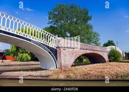 Inghilterra, Northamptonshire, Braunston, incrocio tra Grand Union e canali di Oxford con Iron Bridges che prende il Training Path attraverso i canali Foto Stock