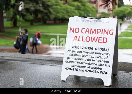 Seattle, Stati Uniti. 29 aprile 2024. I manifestanti pro Palestine iniziano ad arrivare nella Piazza Rossa del campus dell'Università delle Nazioni Unite alle 8:00 per la protesta dell'accampamento palestinese dell'UW. Gli attivisti studenteschi si sono riuniti nel campus universitario di tutto il paese, allestendo tende da costa a costa, rifiutandosi di andarsene chiedendo un cessate il fuoco. La prima protesta dell'accampamento che ha avuto origine a New York, è la seconda protesta dell'accampamento dello stato di Washington ad emergere dopo un evento simile a Olympia. La UW non presentò cartelli da campeggio prima dell'arrivo dei gruppi, a partire dalle 11:00 non si era spostata per applicare il codice. Crediti: James Anderson/Alamy Live News Foto Stock