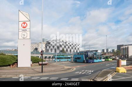 Autobus parcheggiati all'interno della stazione degli autobus di Leeds City, Yorkshire, Inghilterra, Regno Unito Foto Stock