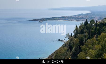 Vista di un pittoresco tratto di costa in Sicilia Foto Stock