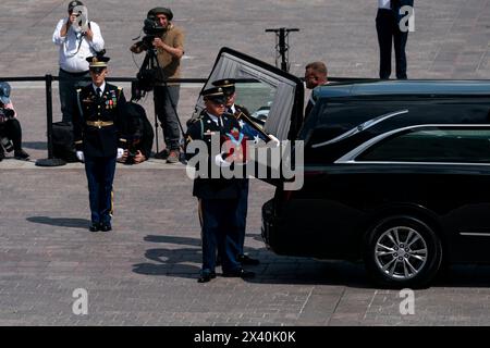 Washington, Stati Uniti. 29 aprile 2024. Una guardia d'onore militare porta l'urna del colonnello dell'esercito americano in pensione Ralph Puckett Jr. Al suo arrivo al Campidoglio degli Stati Uniti a Washington, DC, dove gioverà lunedì 29 aprile 2024. Puckett, l'ultimo veterano sopravvissuto della guerra di Corea a ricevere la Medaglia d'Onore, morì all'età di 97 anni l'8 aprile 2024 a Columbus, GA Foto della piscina di Greg Nash/UPI credito: UPI/Alamy Live News Foto Stock