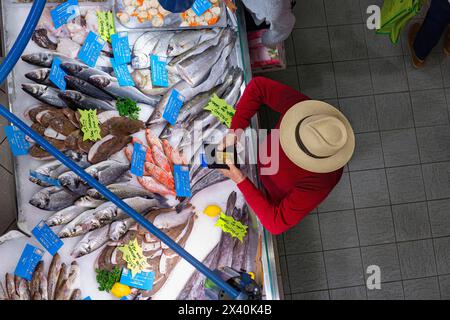 Francia, Les Sables d'Olonne, 85, Marche des Halles Centrales, mercato alimentare, maggio 2021. Foto Stock