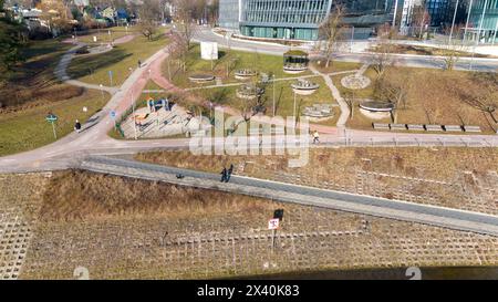 Fotografia con drone del parco giochi per bambini e del parco pubblico e delle persone che camminano nelle giornate di sole primaverili Foto Stock