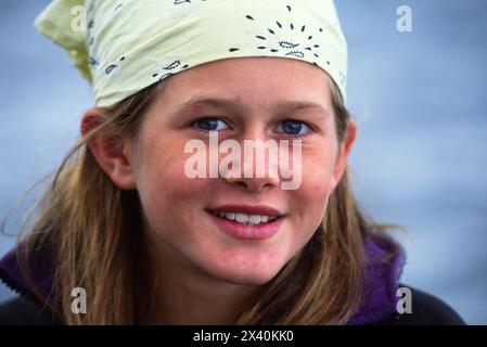 Primo piano ritratto all'aperto di una ragazza che indossa una bandana verde pallido, Glacier Bay National Park and Preserve, Alaska, USA Foto Stock