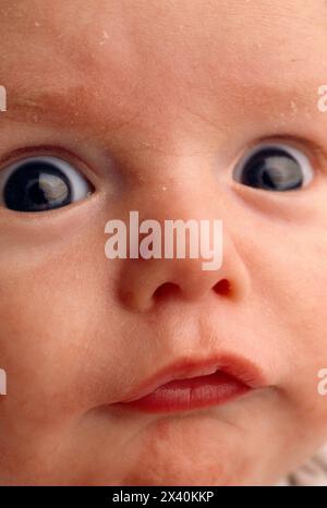 Vista ravvicinata di un neonato che crea un volto divertente; Mystic, Connecticut, Stati Uniti d'America Foto Stock