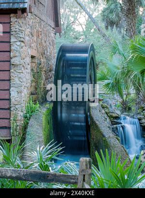 Piccola cascata accanto alla ruota ad acqua presso un mulino ad acqua; Juniper Springs, Florida, Stati Uniti d'America Foto Stock