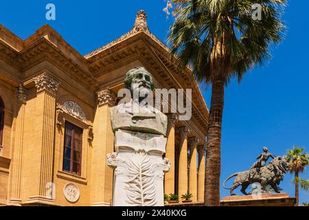 Teatro massimo, un Teatro dell'Opera con il busto di Giuseppe Verdi a Palermo, Sicilia, Italia; Palermo, Italia Foto Stock