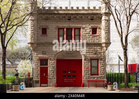 Chicago, Illinois - Stati Uniti - 22 aprile 2024: Esterno del Chicago Fire Department Engine 98 Building, costruito nel 1904, nel centro di Chicago, Foto Stock