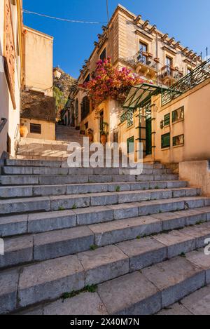 Gradini che conducono alla zona residenziale di Taormina, Sicilia, Italia; Taormina, Sicilia, Italia Foto Stock