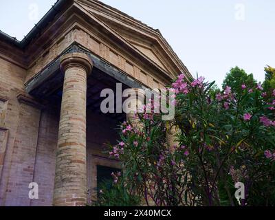 Edificio neoclassico con portico e albero di Oleandro fiorito nel Monte Vidon Combatte; Monte Vidon Combatte, Marche, Italia Foto Stock