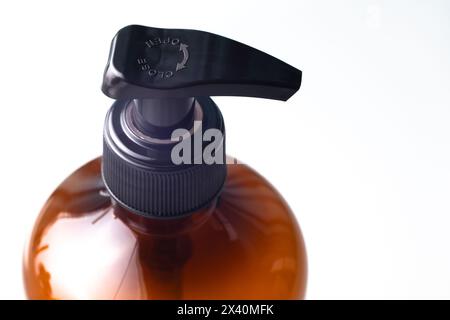 Pulsante per dispenser di sapone liquido, flacone in plastica trasparente, vista dall'alto, vista macro ravvicinata, isolato su sfondo bianco Foto Stock