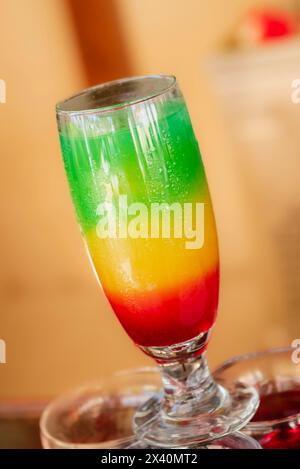 Colori vivaci in una fredda bevanda tropicale; Cayo Guillermo, Cuba Foto Stock