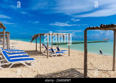 Sedie su una spiaggia di sabbia bianca nei Caraibi; Cayo Guillermo, Cuba Foto Stock